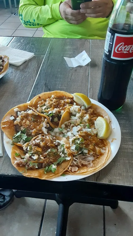 Tacos de Carnitas Buche Cabeza Azada Y Pollo